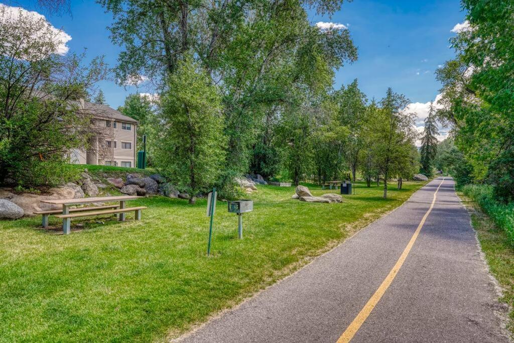 Riverfront Family-Friendly Condo Avon Exteriér fotografie